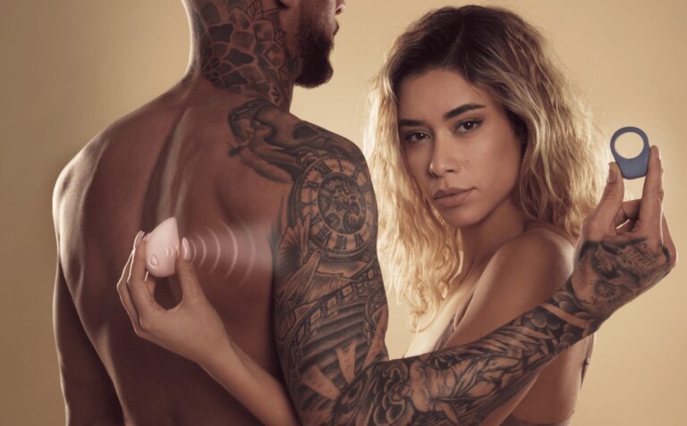Un couple, chacun tenant une pièce de l’ensemble Luxus, regarde l’objectif